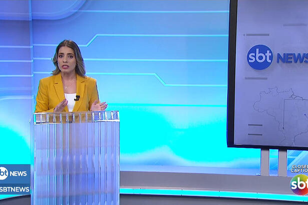 Julia Scherer no cenário do SBT News na TV em Salvador, Bahia