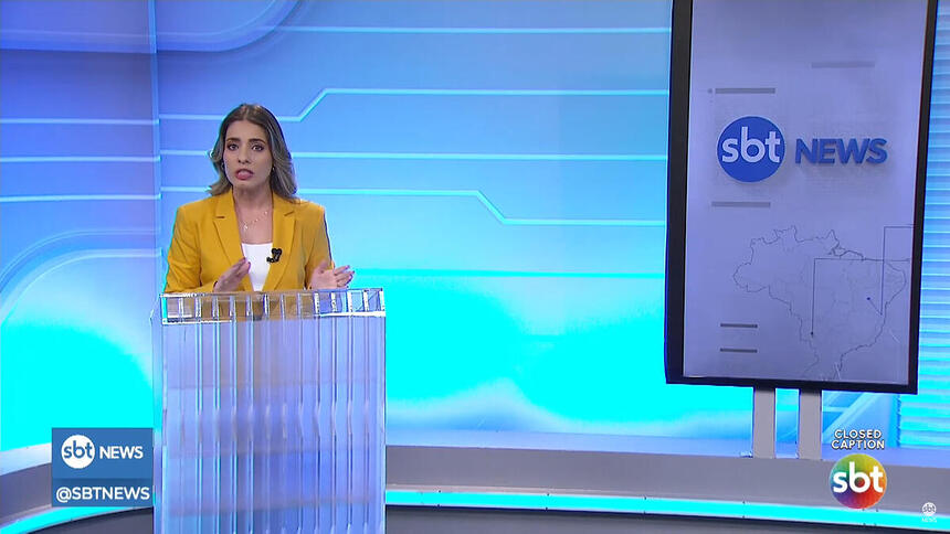 Julia Scherer no cenário do SBT News na TV em Salvador, Bahia