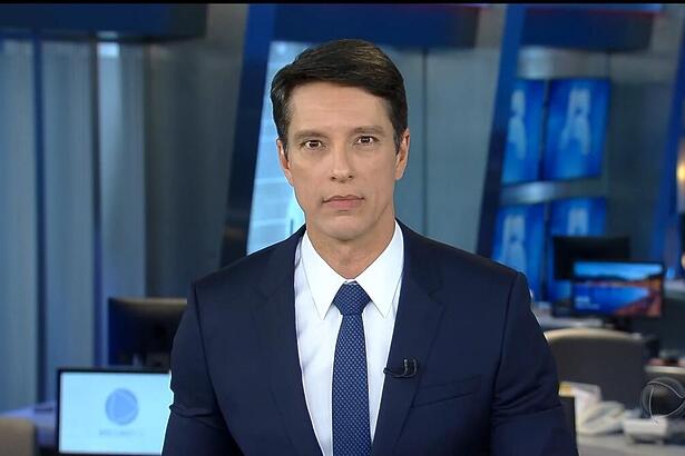 Sergio Aguiar na bancada do Jornal da Record em sua estreia na emissora em 2019