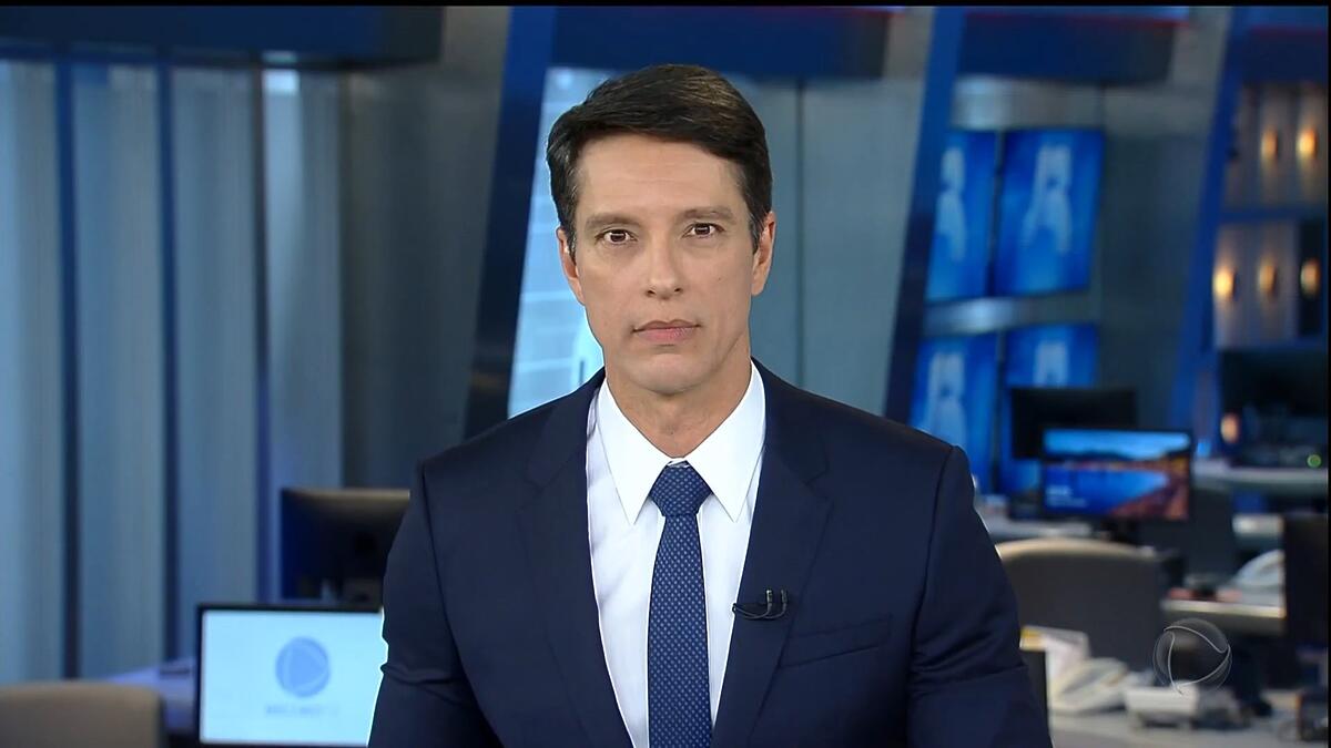 Sergio Aguiar na bancada do Jornal da Record em sua estreia na emissora em 2019