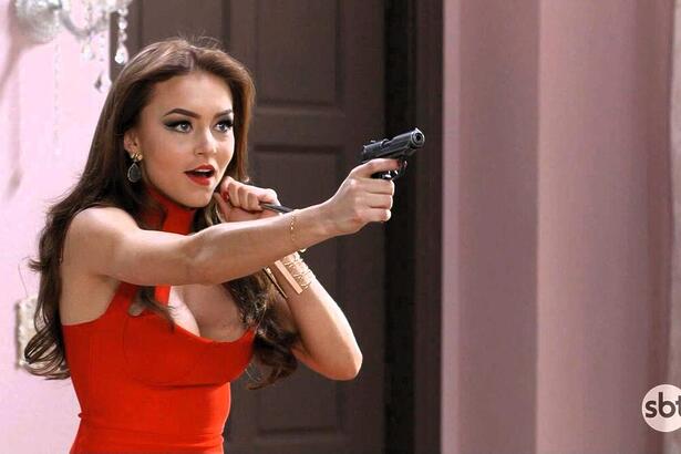 Angelique Boyer como Ana Leticia, segurando uma pistola em cena do último capítulo de Três Vezes Ana