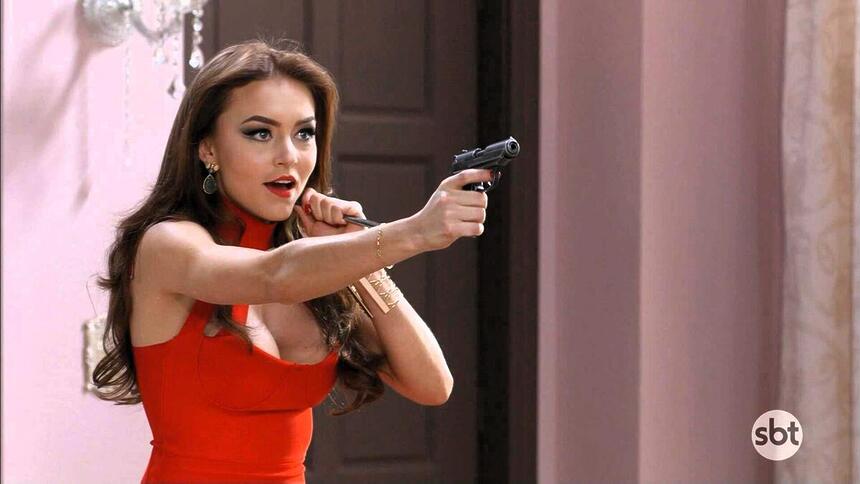 Angelique Boyer como Ana Leticia, segurando uma pistola em cena do último capítulo de Três Vezes Ana