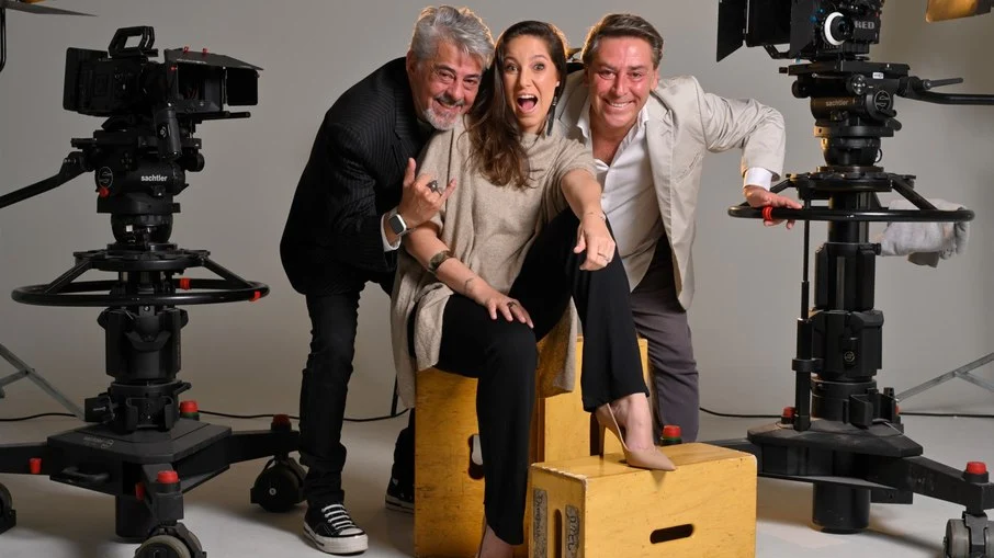 Índio Brasileiro, Julia de Castro e Paulo Leal nos bastidores do Portal iG, todos estão sorrindo