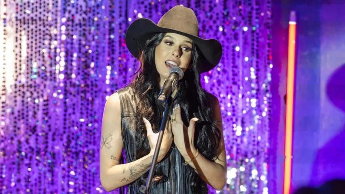 Ana Castela fazendo um show em trecho de cena da novela Terra e Paixão