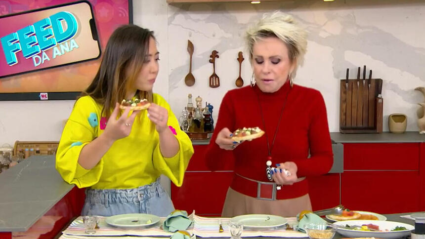 Ana Maria Braga e Ju Massaoka provando uma receita na cozinha do Mais Você