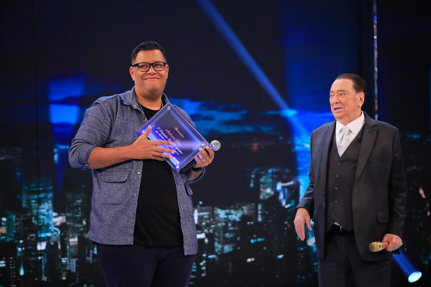 Anderson Freire recebe placa em homenagem ao lado de Raul Gil no palco do programa no SBT