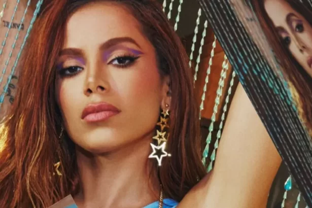 Anitta de cabelo solto, maquiagem azulada, com top azul para gravação de videoclipe