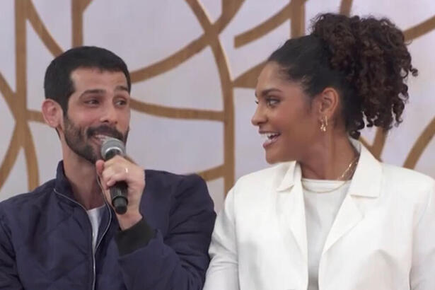 Barbara Reis e Raphael Najan sentados no sofá, durante participação no Encontro