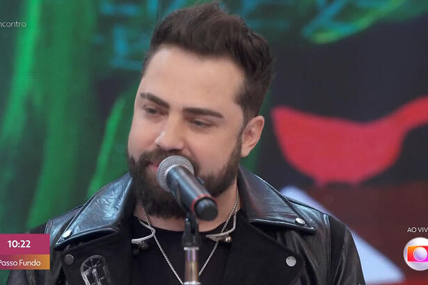 Bruno Faglioni no palco do Encontro com a banda Rosa de Saron