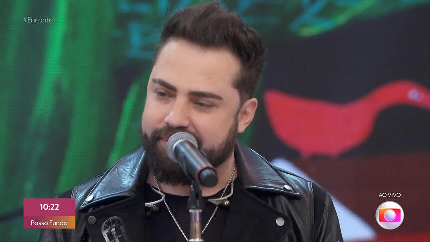 Bruno Faglioni no palco do Encontro com a banda Rosa de Saron