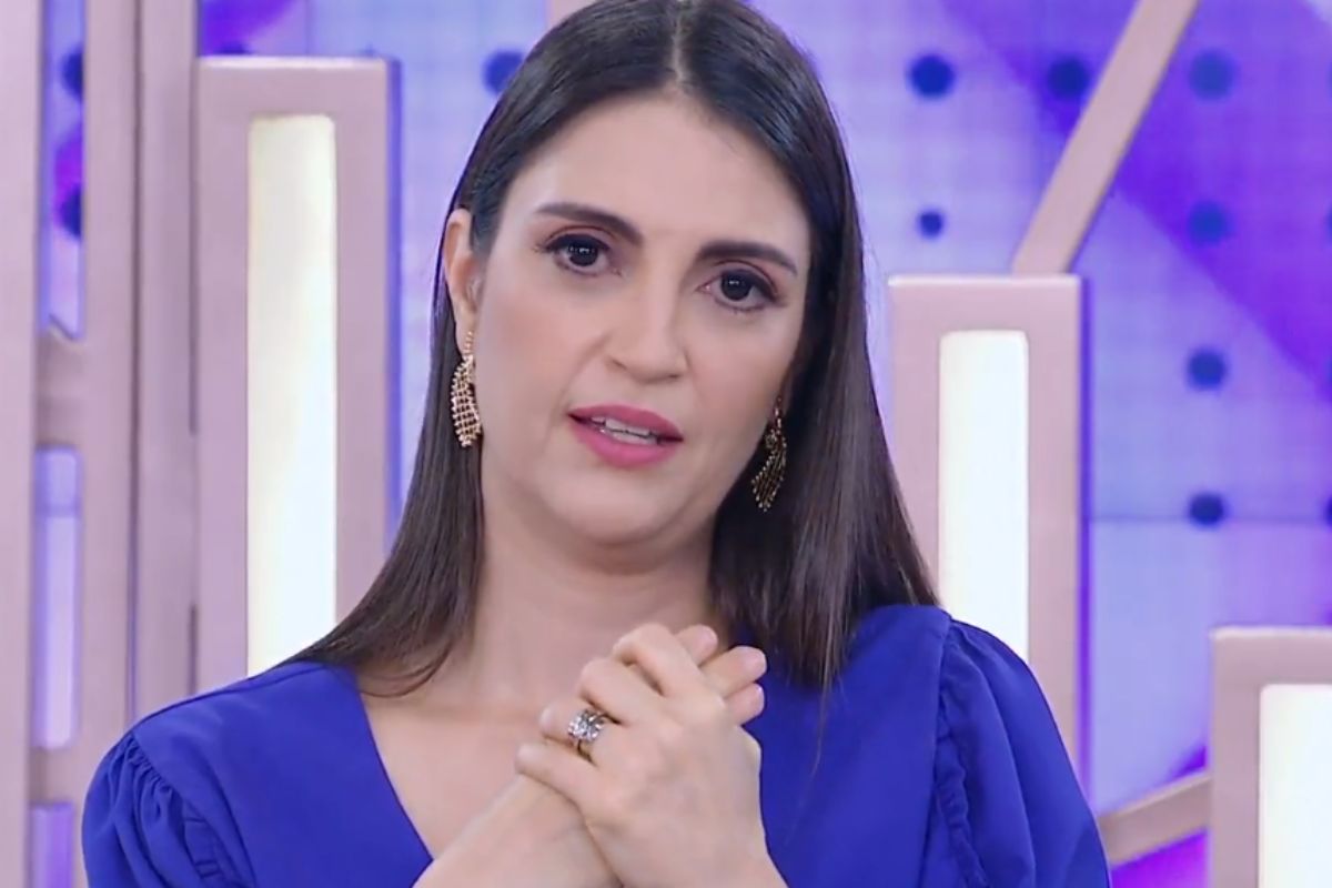 Chris Flores chorando ao vivo no programa Fofocalizando