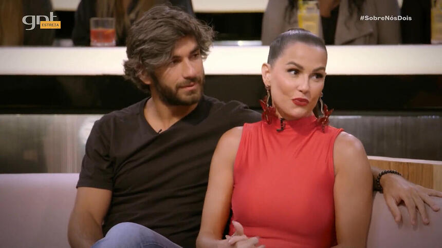 Deborah Secco e Hugo Mora participando do Sobre Nós Dois, programa do GNT