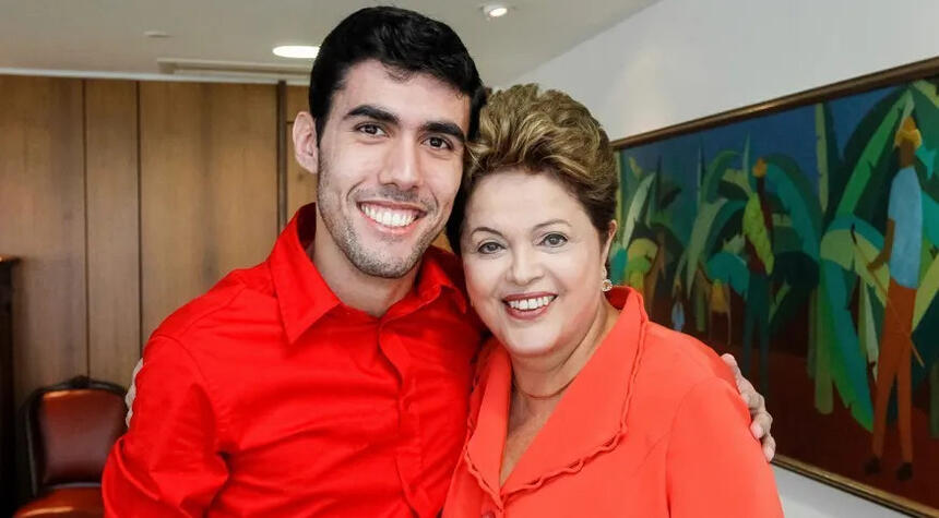 Jefferson Monteiro e Dilma Rousseff de camisa vermelha, sorrindo, abraçados