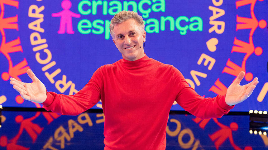 Luciano Huck de abraços abertos no estúdio do Domingão no Criança Esperança