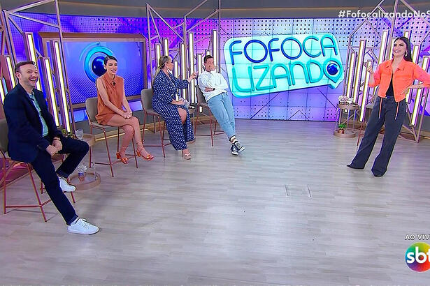 Murilo Bordoni, Gaby Cabrini, Flor Fernandes, Gabriel Cartolano e Crhis Flores apresentando o Fofocalizando