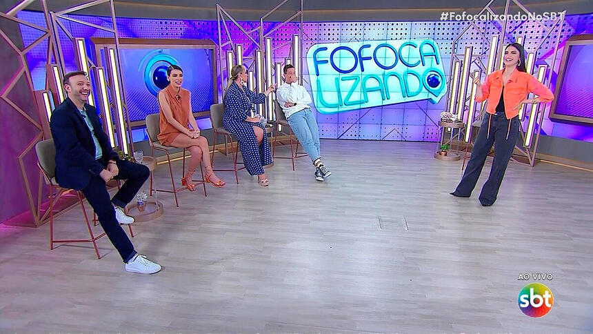 Murilo Bordoni, Gaby Cabrini, Flor Fernandes, Gabriel Cartolano e Crhis Flores apresentando o Fofocalizando