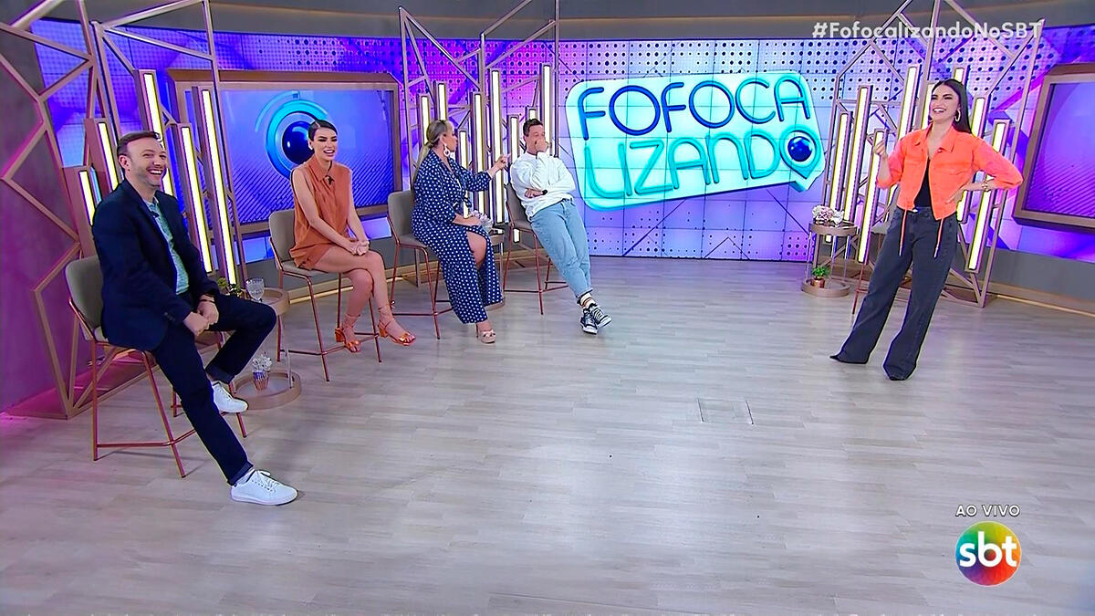 Murilo Bordoni, Gaby Cabrini, Flor Fernandes, Gabriel Cartolano e Crhis Flores apresentando o Fofocalizando