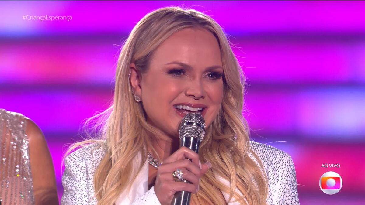 Ao lado de Ivete Sangalo, Eliana veste branco e segura o microfone para pedir doações ao Criança Esperança e Teleton