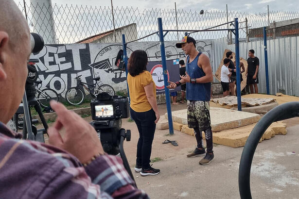 Bianka Carvalho em trecho dos bastidores de gravação do Globo Repórter sobre calistenia