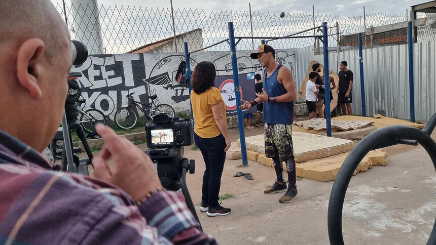 Bianka Carvalho em trecho dos bastidores de gravação do Globo Repórter sobre calistenia