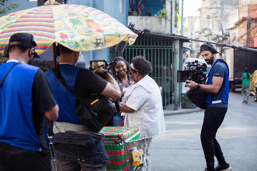 parte do elenco de Cidade de Deus durante gravação, no Rio de Janeiro