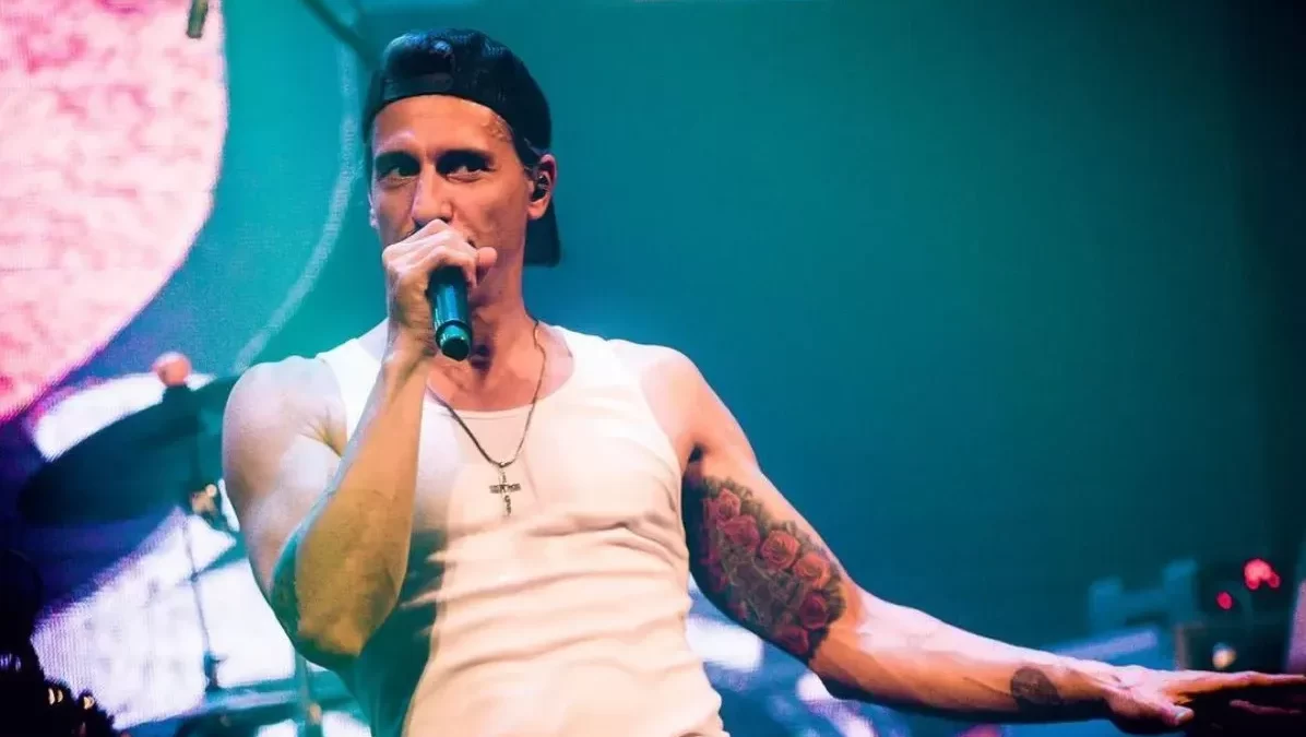 Cantor Gustavo Fildzz em trecho de um show