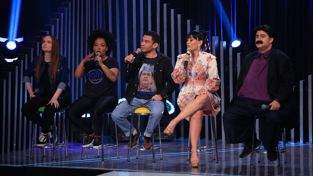 Igor Guimarães, Juliana Oliveira, Mhel Marrer, Milene Pavorô e Gui Santana no 'Jogo do Banquinho' do Programa Raul Gil 