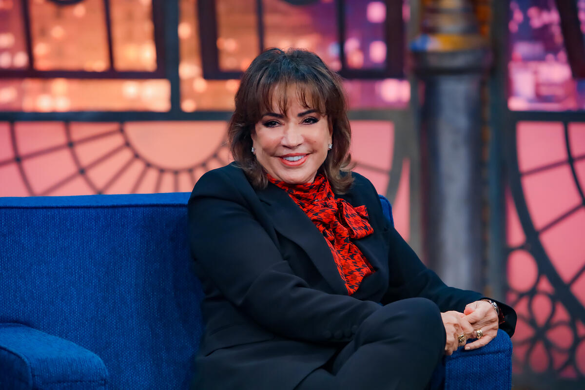 Irís Abravanel sorrindo no The Noite