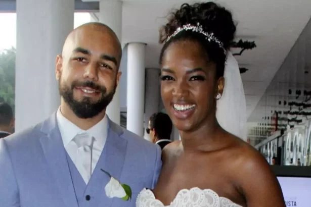 Iza sorrindo usando vestido branco e presilha no cabelo momentos legar após o casamento