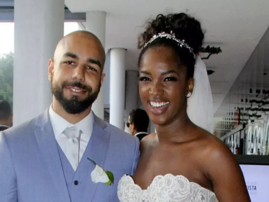 Iza sorrindo usando vestido branco e presilha no cabelo momentos legar após o casamento