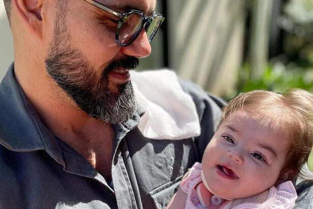 Juliano Cazarré ao lado de Maria Guilhermina, sua filha