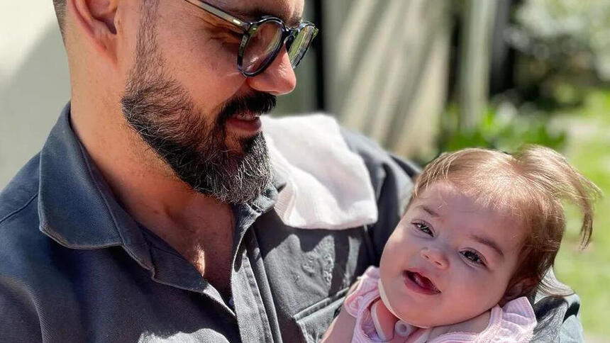 Juliano Cazarré ao lado de Maria Guilhermina, sua filha