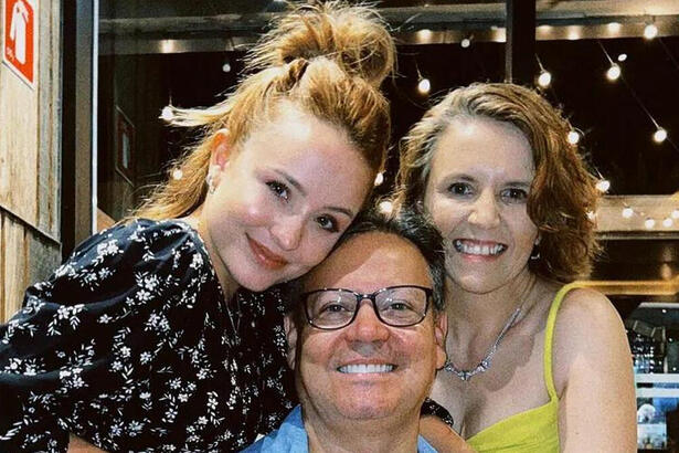 Larissa Manoela ao lado de Silvana Taques e Gilberto Elias