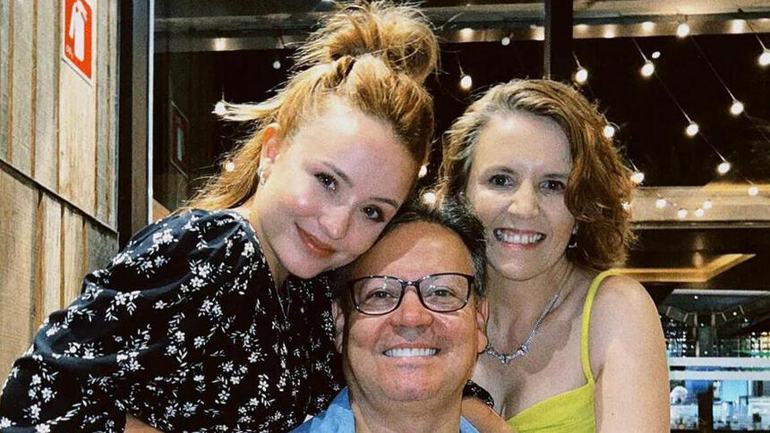 Larissa Manoela ao lado de Silvana Taques e Gilberto Elias