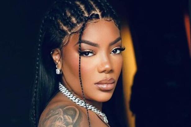 Ludmilla de perfil, com cabelo trançado, durante ensaio fotográfico para álbum Vilã