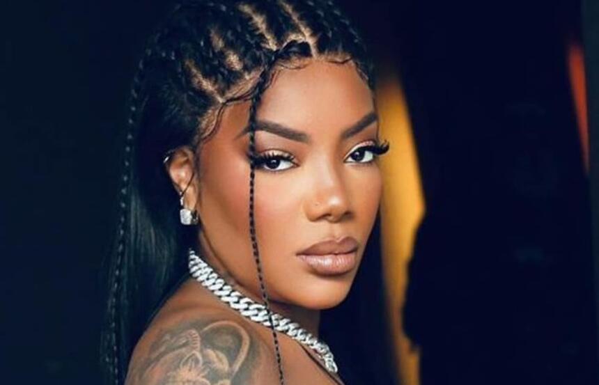 Ludmilla de perfil, com cabelo trançado, durante ensaio fotográfico para álbum Vilã