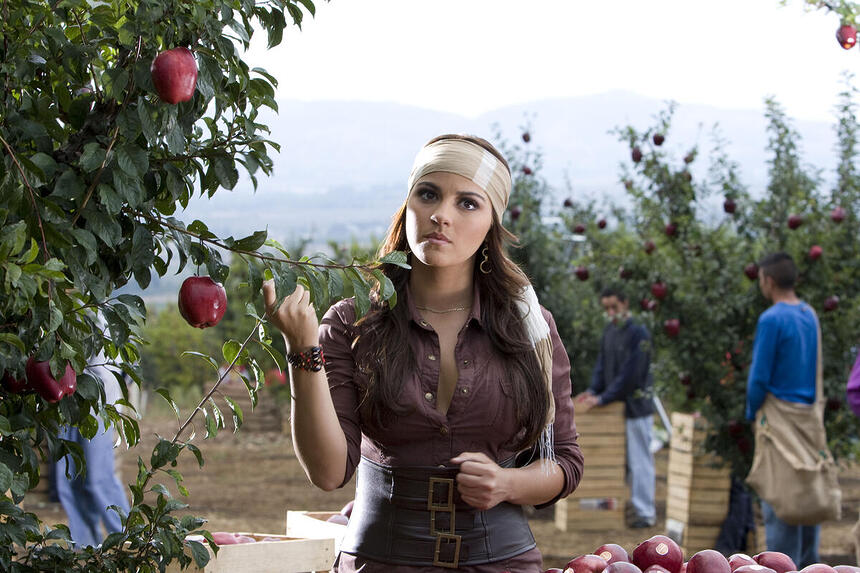 Maitê Perroni segura uma maça em cena da novela Meu Pecado no SBT