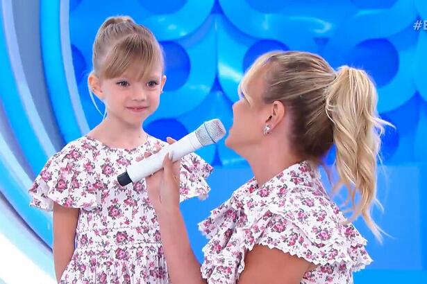 Filha de Eliana é entrevistada pela apresentadora no programa deste domingo (13). As duas vestem o mesmo vestido