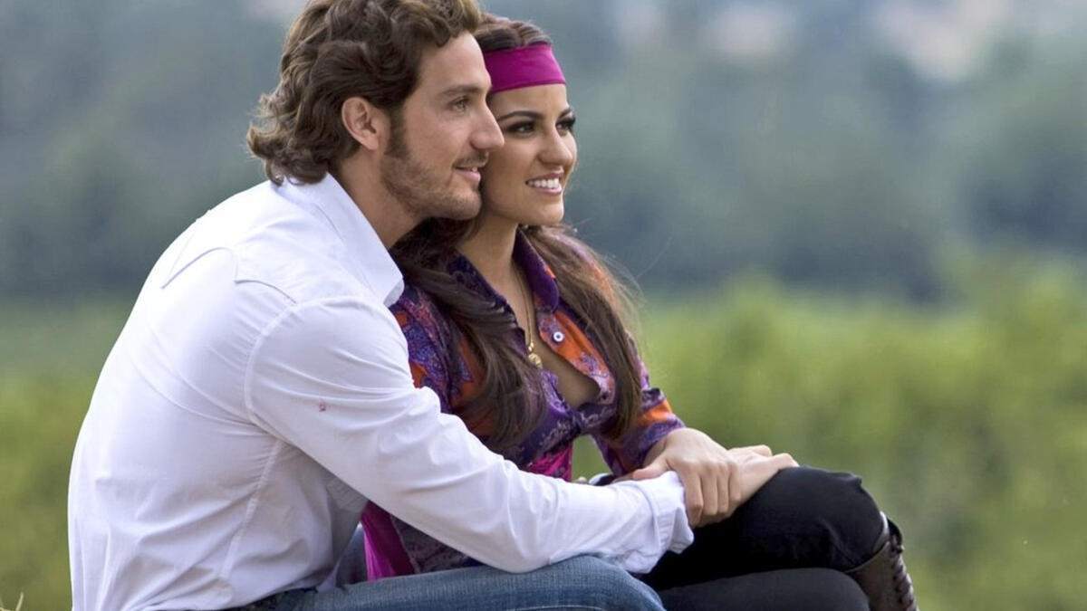 Juliano (Eugénio Siller) e Lucrécia (Maite Perroni) olhando para o horizonte em cena de Meu Pecado