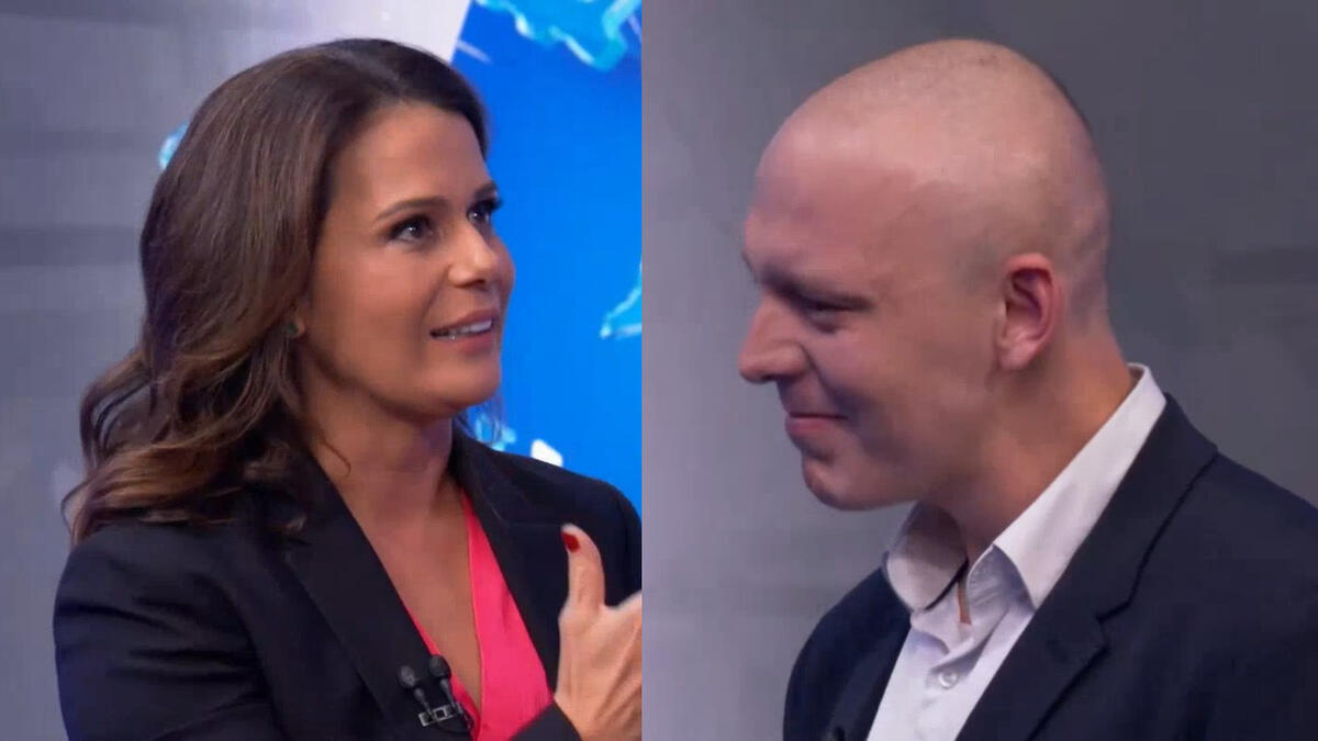 Adriana Araújo sai da bancada e encontra Cesar Cavalcante, que está chorando enquanto ouve mensagens de carinho da apresentadora do Jornal da Band