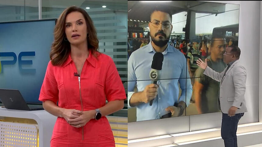 Clarissa Góes de vestido vermelho, no estúdio do Bom Dia PE e Evenilson Santana chamando um repórter, ao vivo, no telão do Balanço Geral Manhã PE para falar da greve do metrô.