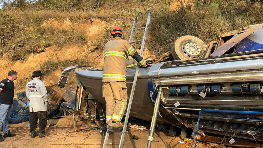 Bombeiros atuando no local do acidente do ônibus na rodovia