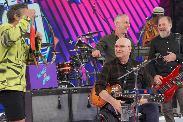 Marcos Mion e a banda Paralamas do Sucesso no palco do Caldeirão