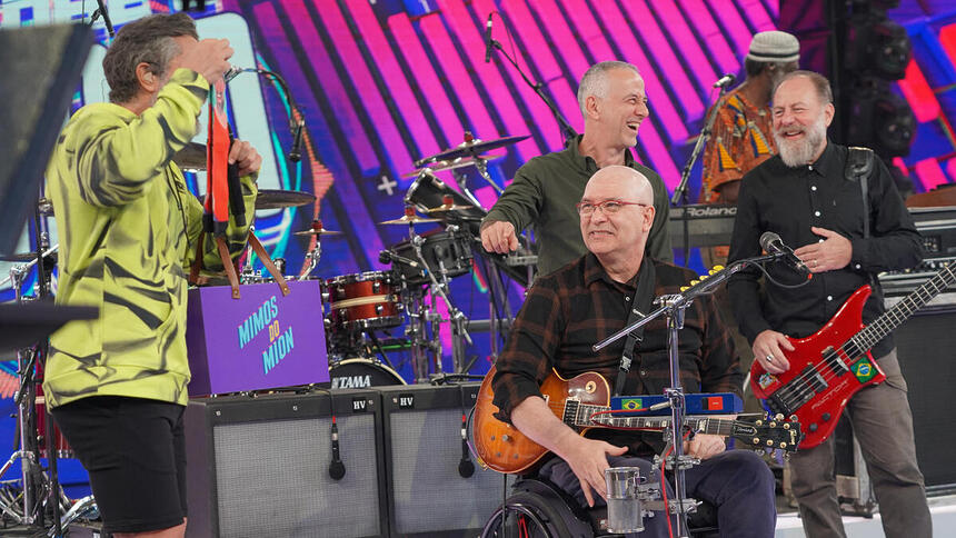 Marcos Mion e a banda Paralamas do Sucesso no palco do Caldeirão