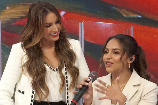 Patrícia Poeta e Julia Vitoria conversando no palco musical do Encontro