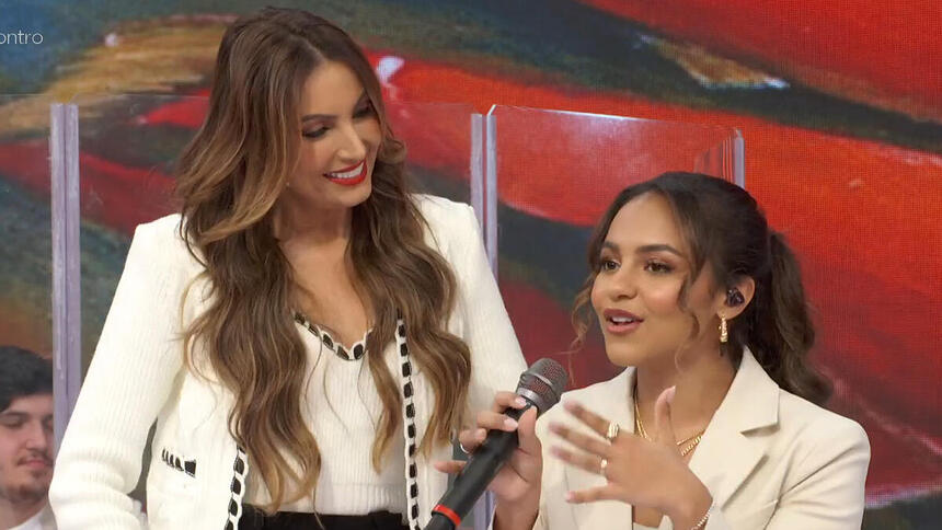 Patrícia Poeta e Julia Vitoria conversando no palco musical do Encontro