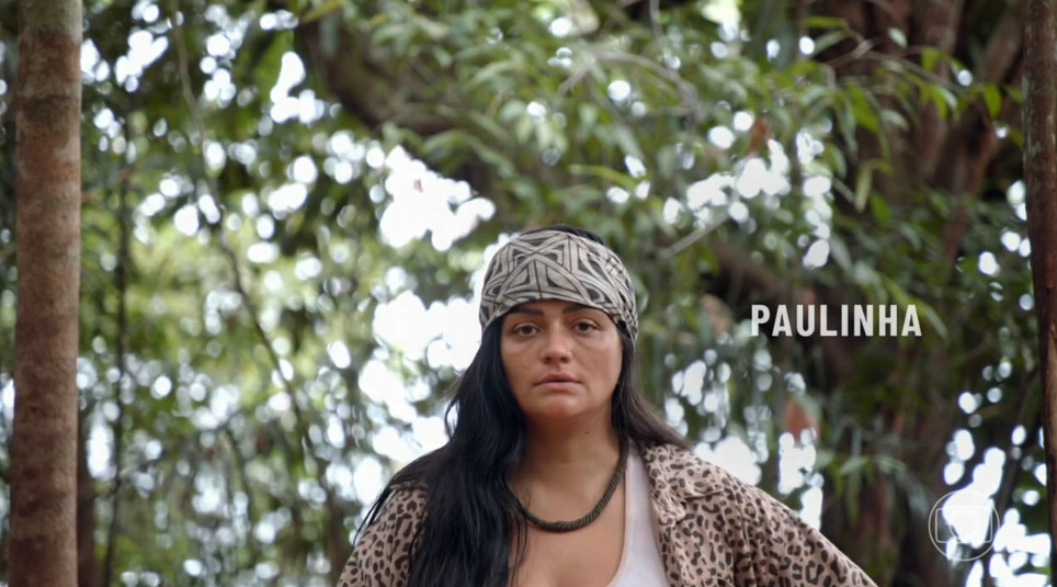 Paula com uma bandana na cabeça em entrevista para o No Limite