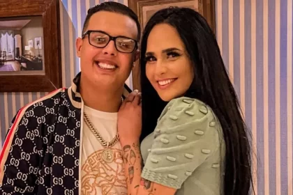 Perlla e Patrick Abrahão em foto posada juntos