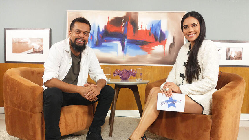 Pierre Bittencourt de frente para Daniela Albuquerque em trecho da entrevista ao Sensacional