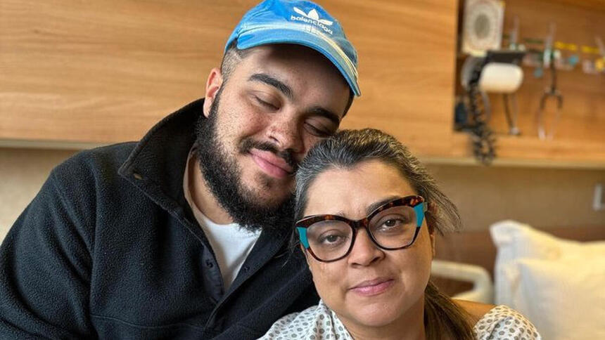 Preta Gil e Francisco Gil posando juntos no hospital